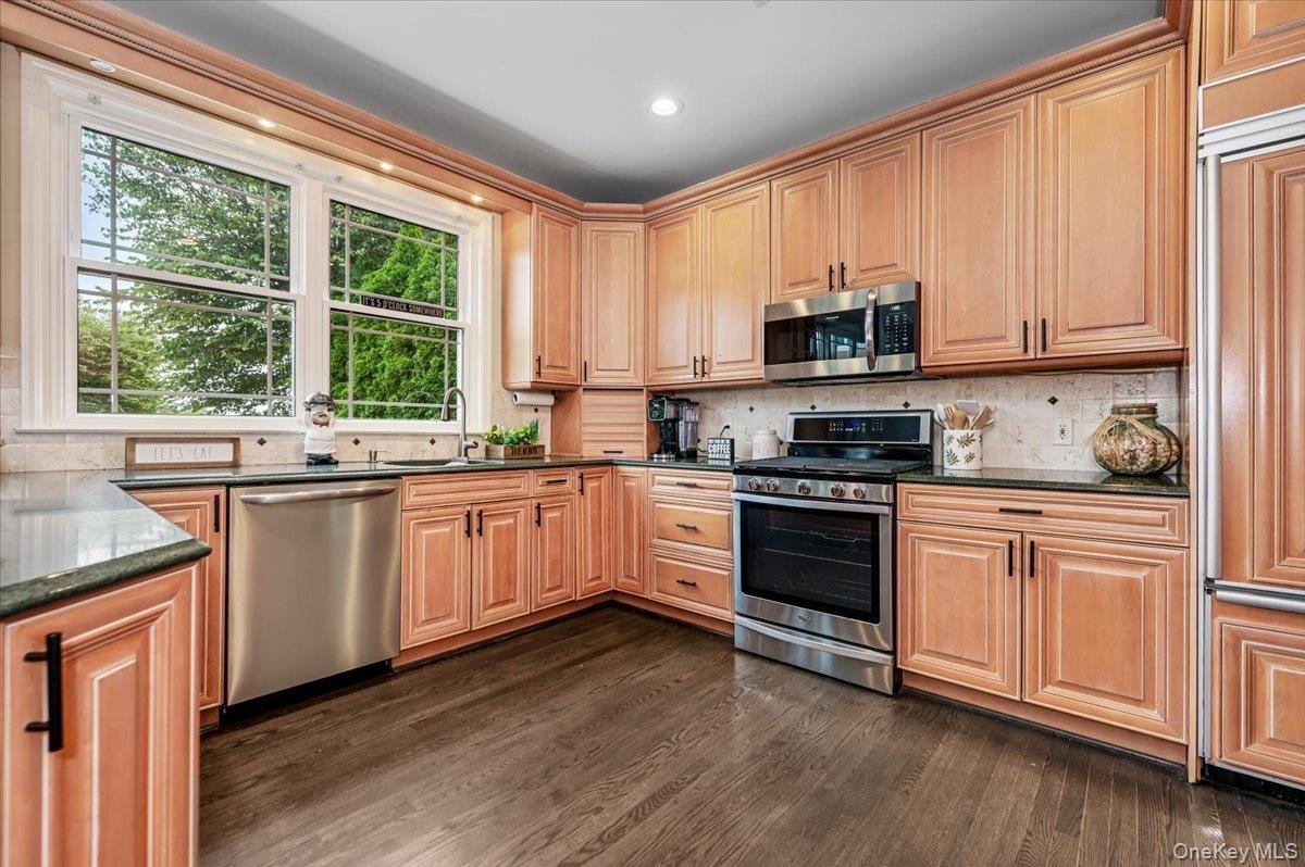 Eat-In Kitchen