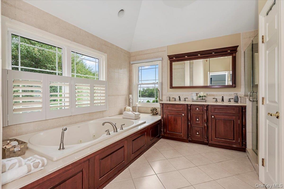 Primary Bath w Tub, Shower & Water Closet