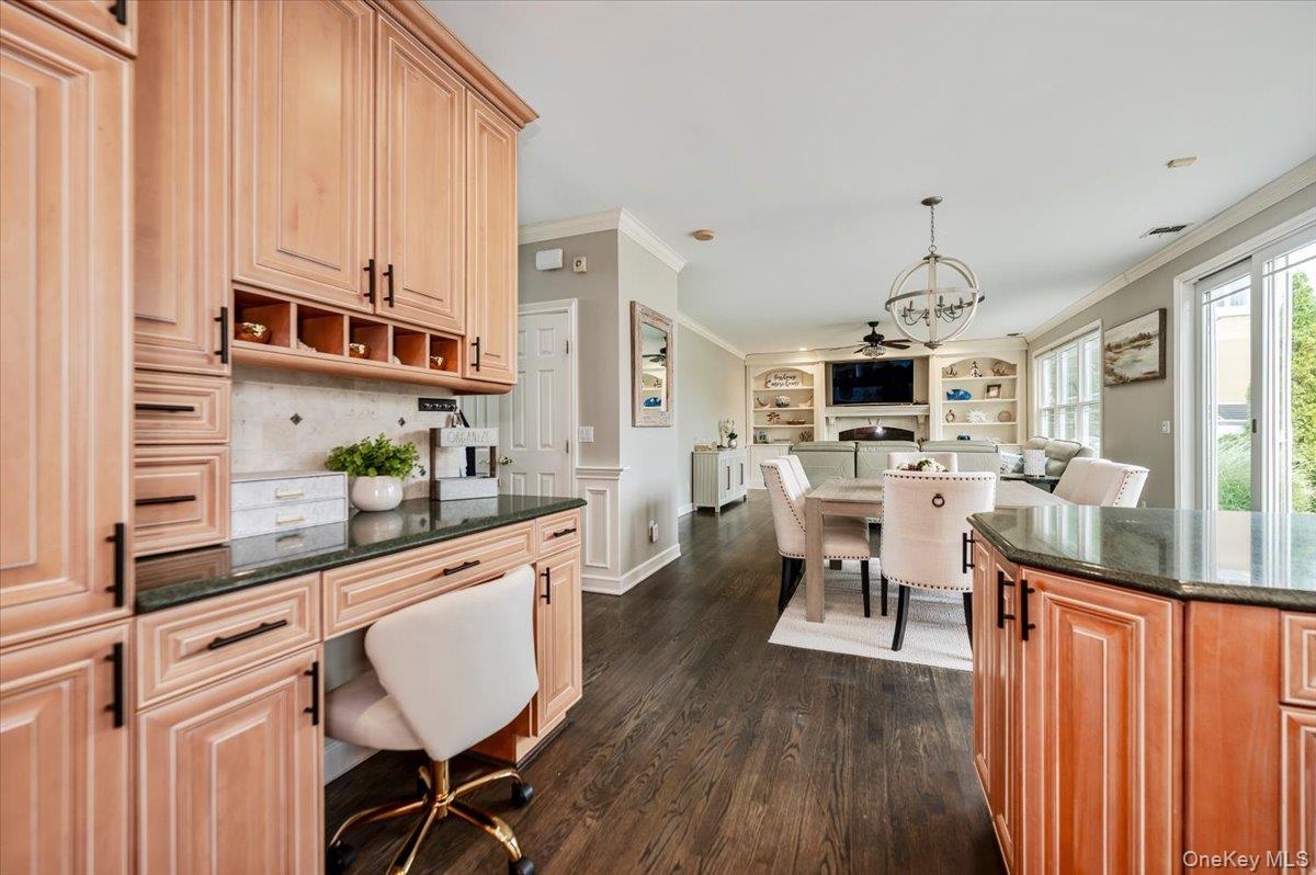 Eat-In Kitchen