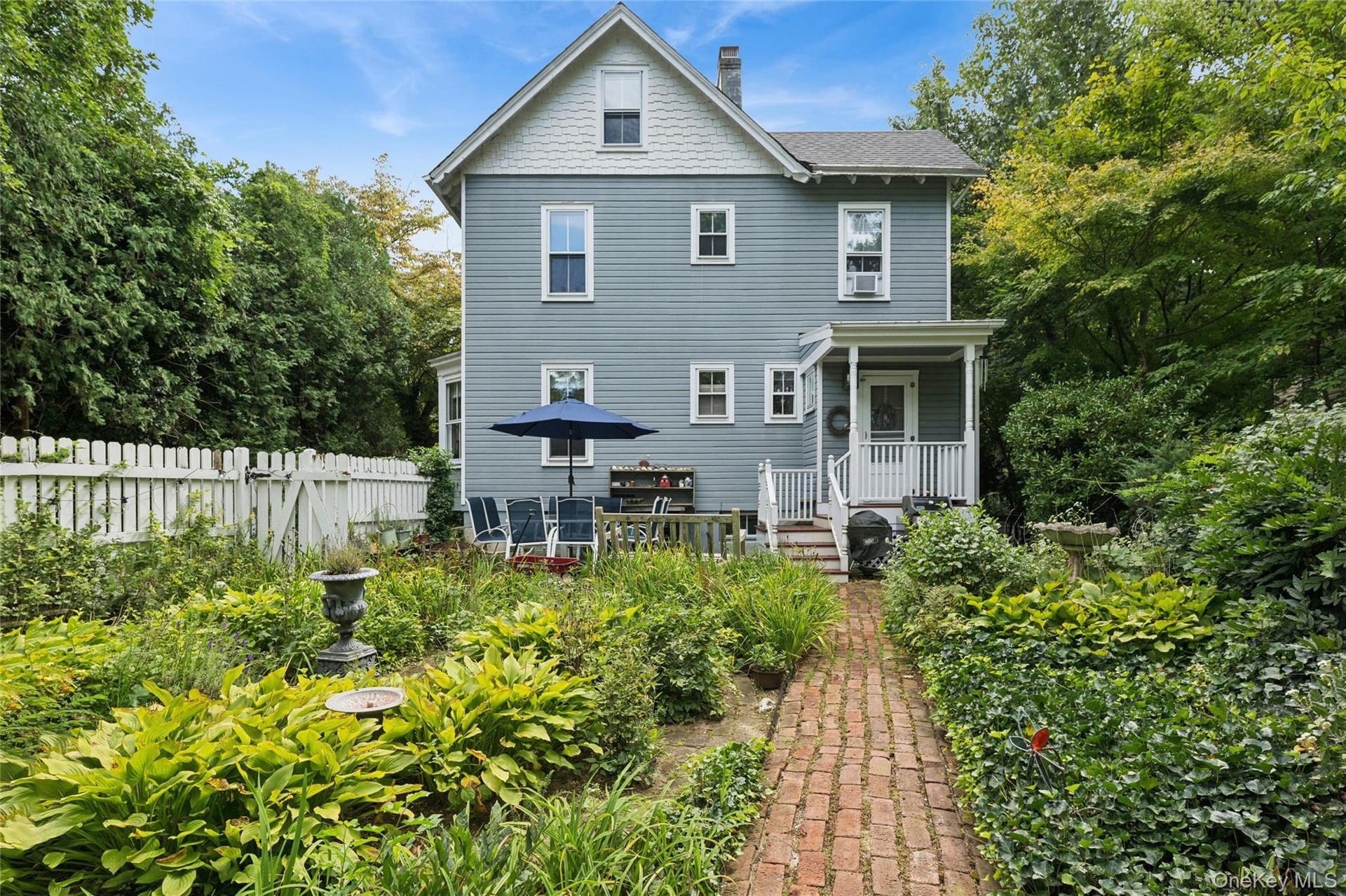 Romantic garden with plenty of space to entertain