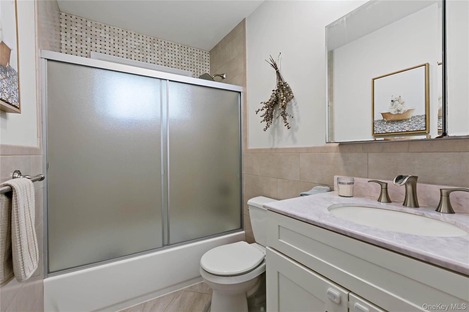 Full Bathroom with tub