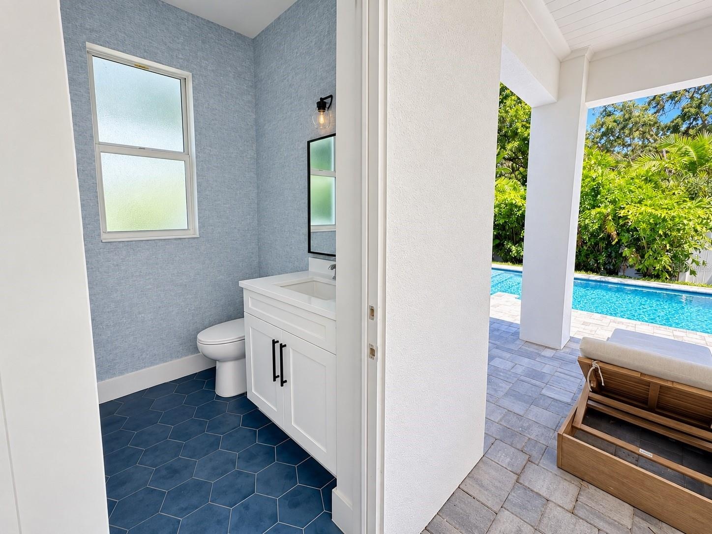 Powder bath, access from pool deck and the kitchen