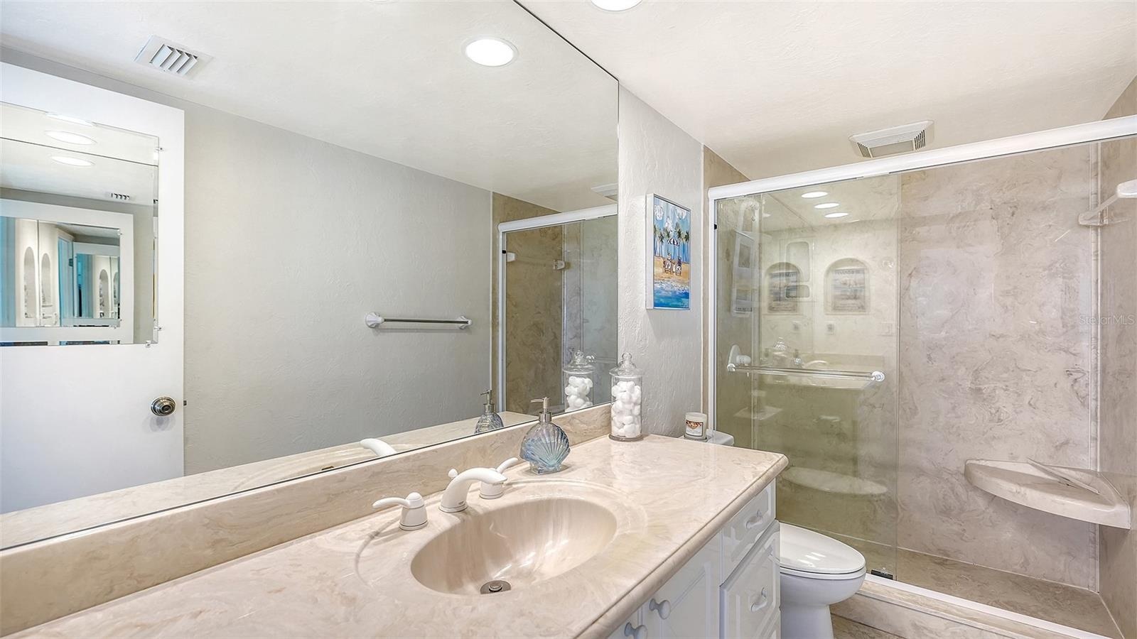 Full en-Suite Bath.