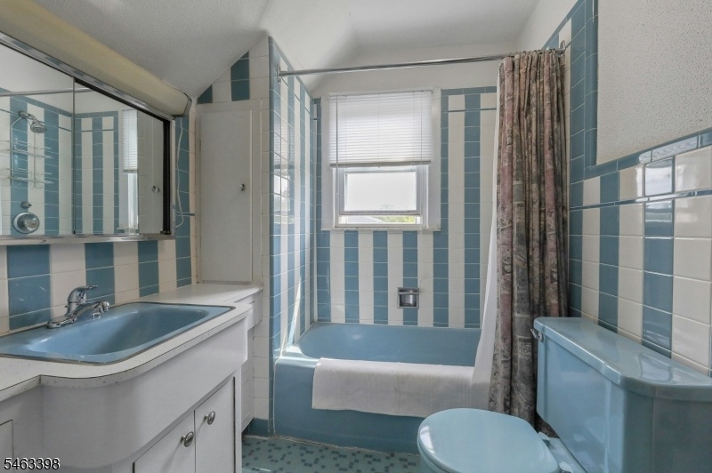 Second floor full bathroom