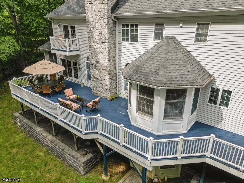 Expansive deck
