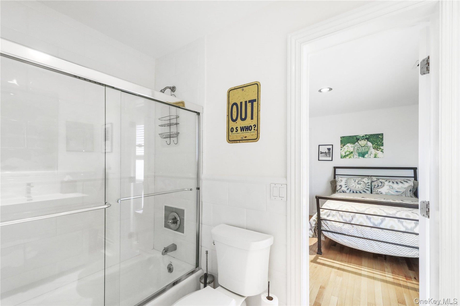 Jack-and-Jill Full Bath w/Tub