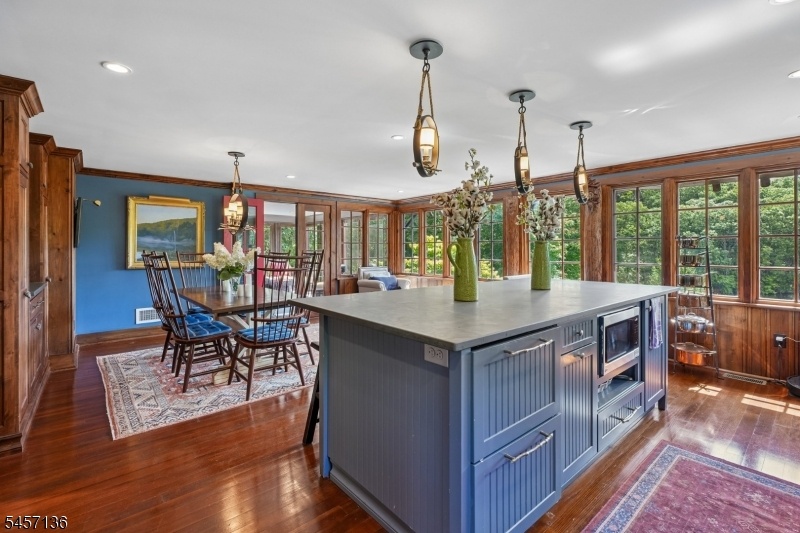 Gourmet Eat-in Kitchen