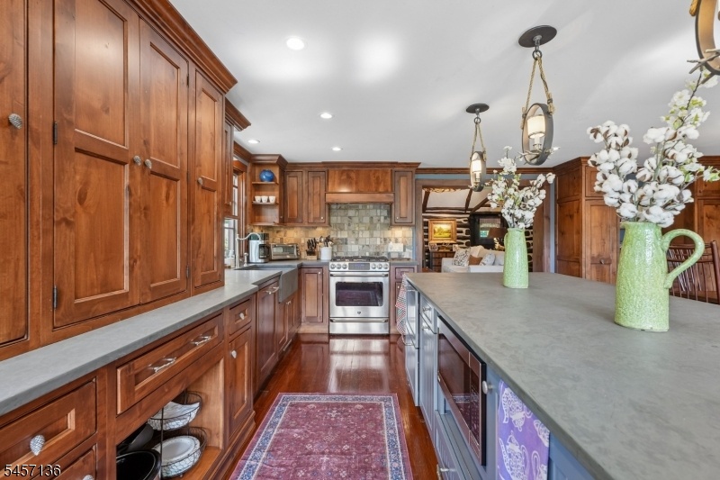 Gourmet Eat-in Kitchen