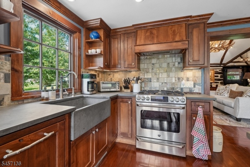 Gourmet Eat-in Kitchen