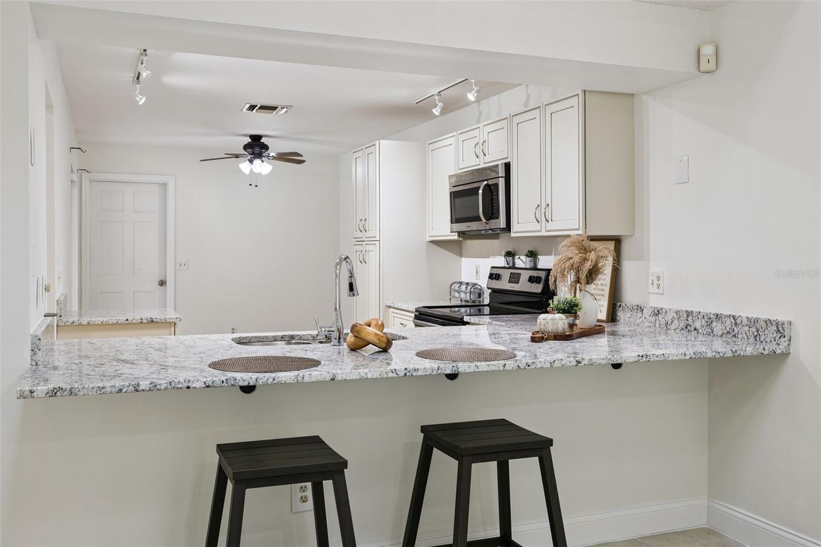 Kitchen counter seats 2+