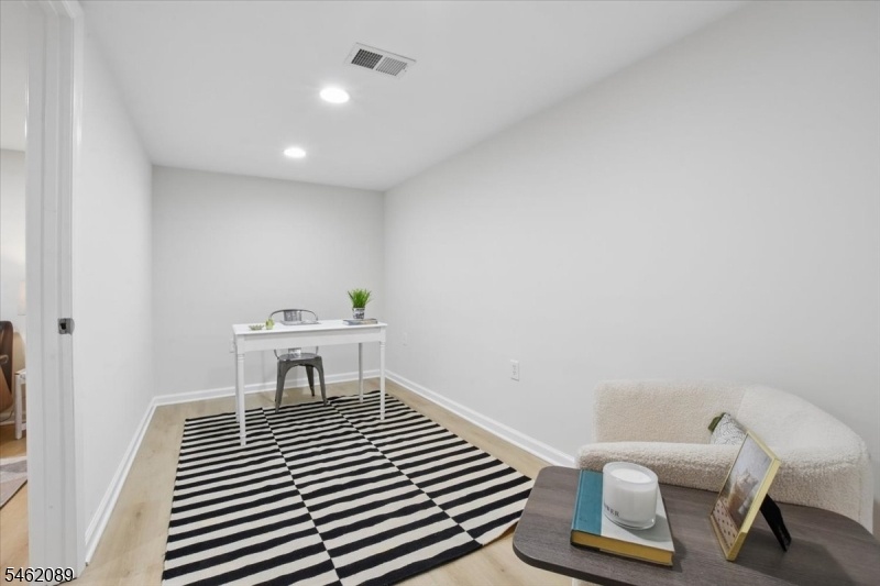 Lower level office/bonus room
