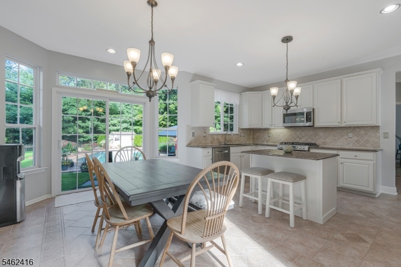 Eat-in Kitchen