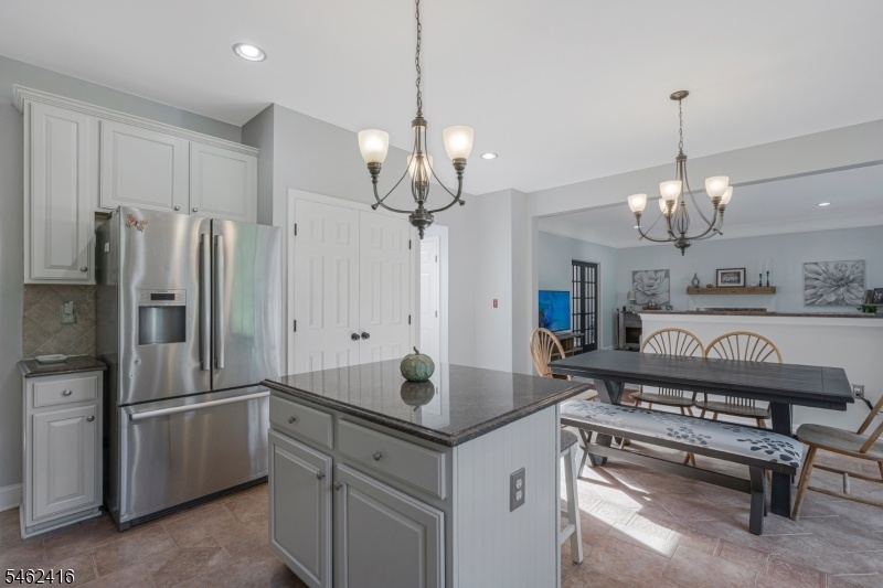eat-in Kitchen/ Family Room