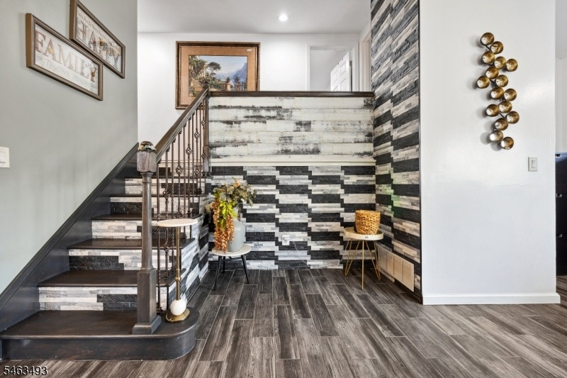 stairs to 2nd fl