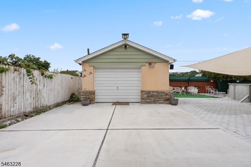 Detached Garage