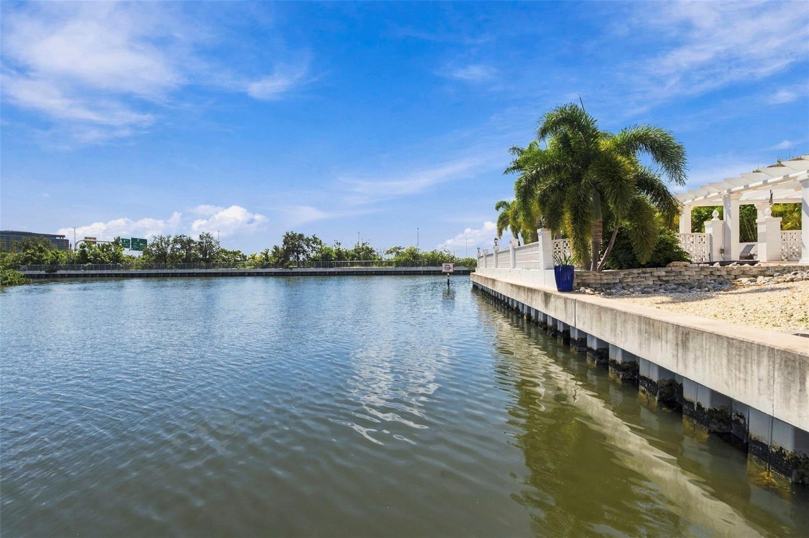 190' FEET OF NEW SEAWALL - DEEPEST CANAL - 15 minute Boat ride to Gulf