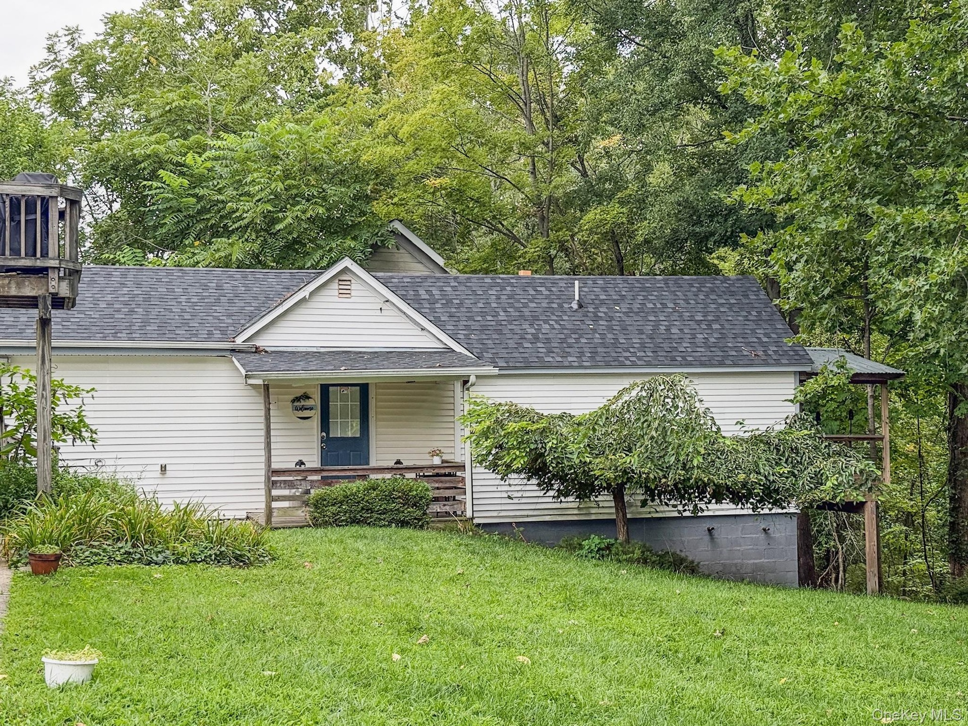 Detached Cottage with own driveway and private deck