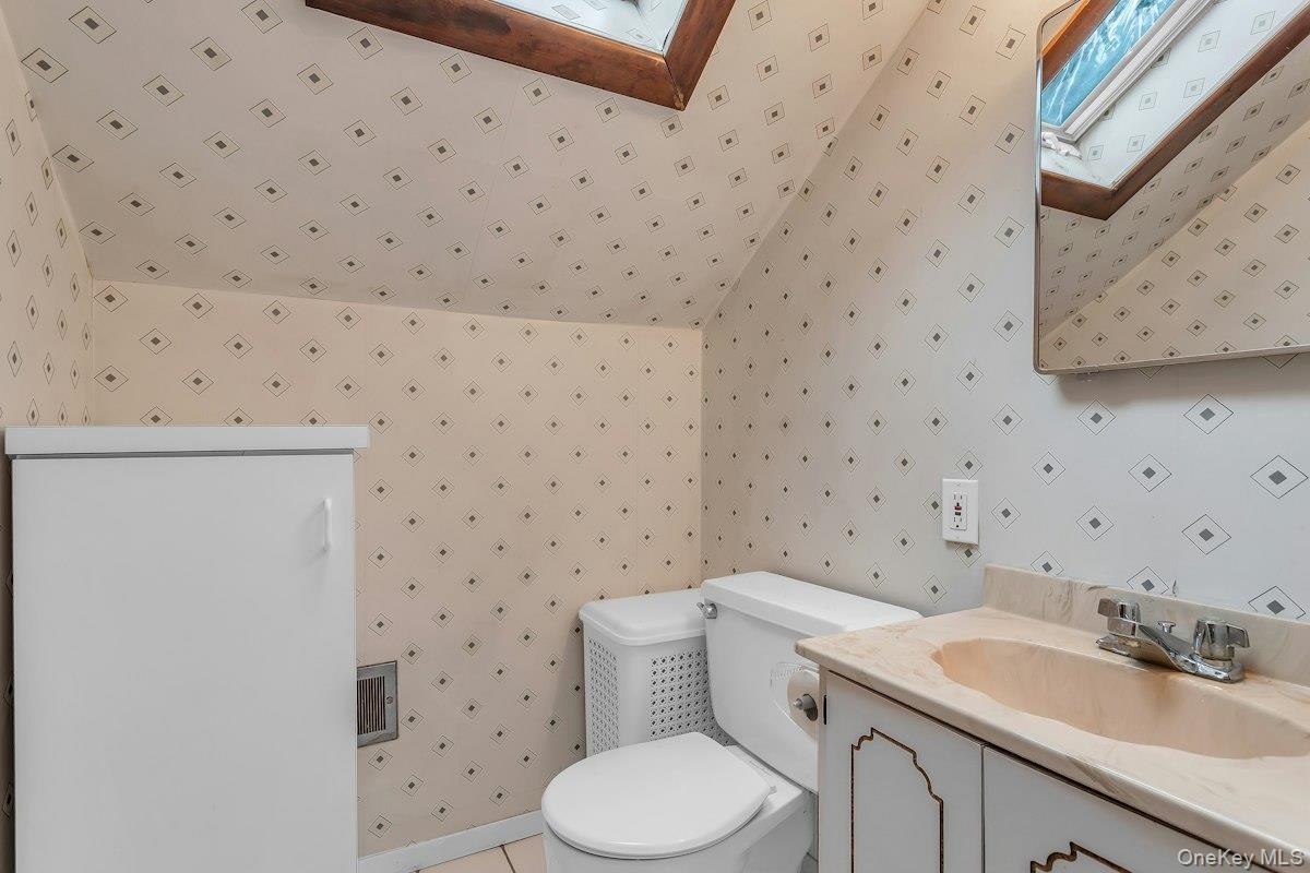 Has Skylight, Ceramic Tiled Floor