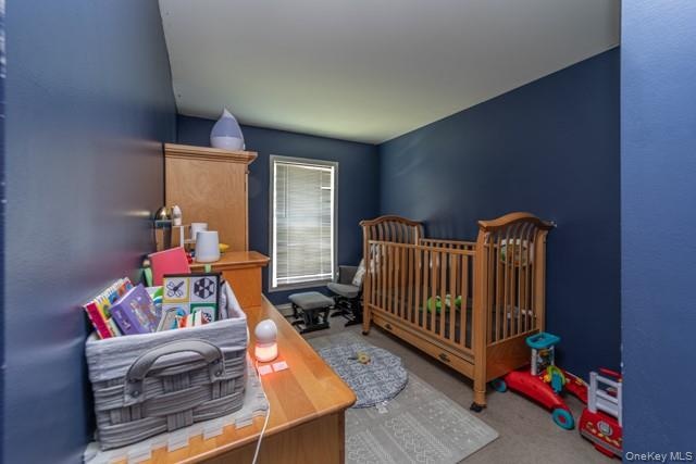 Recessed window with horizontal blinds