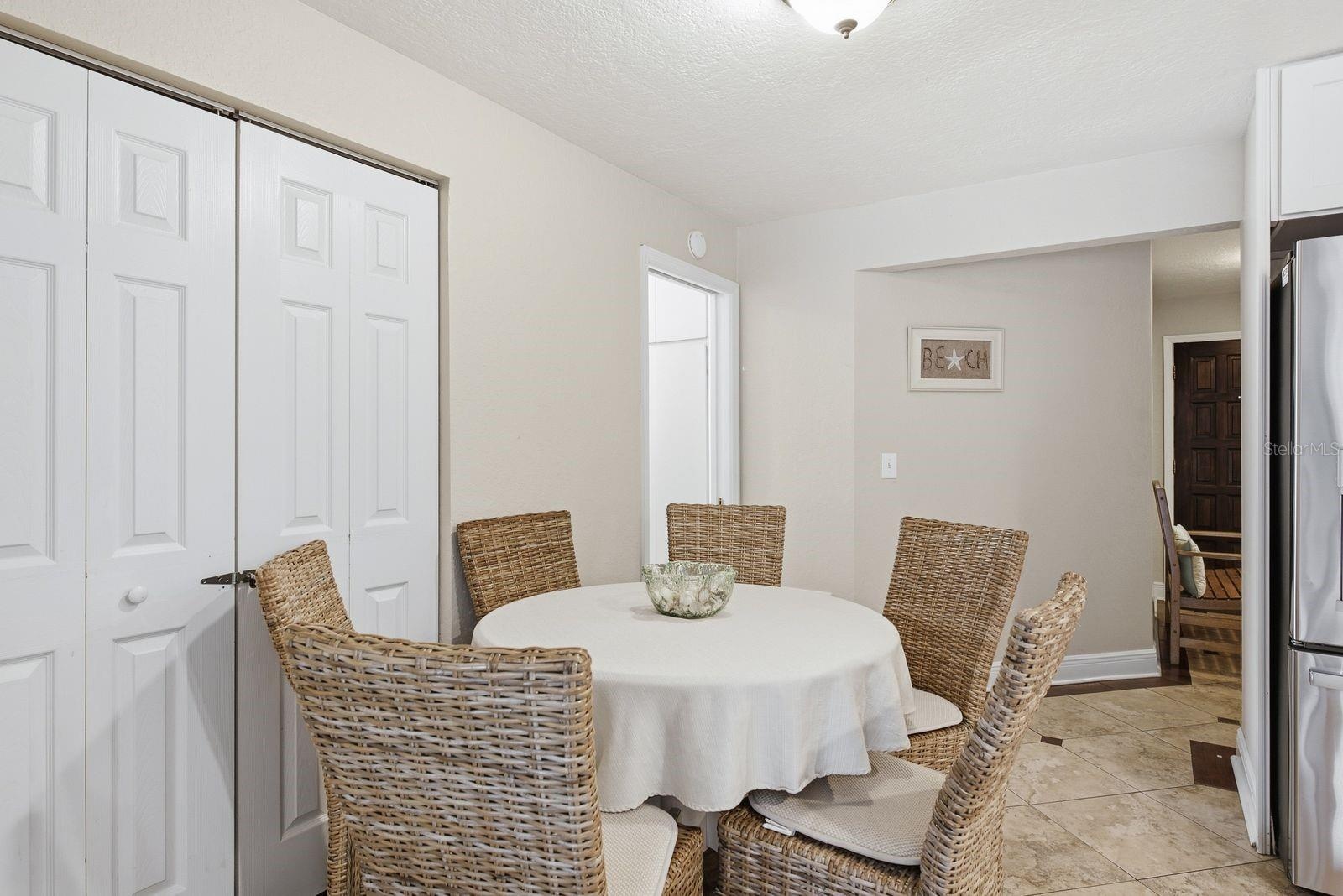 EAT-IN KITCHEN