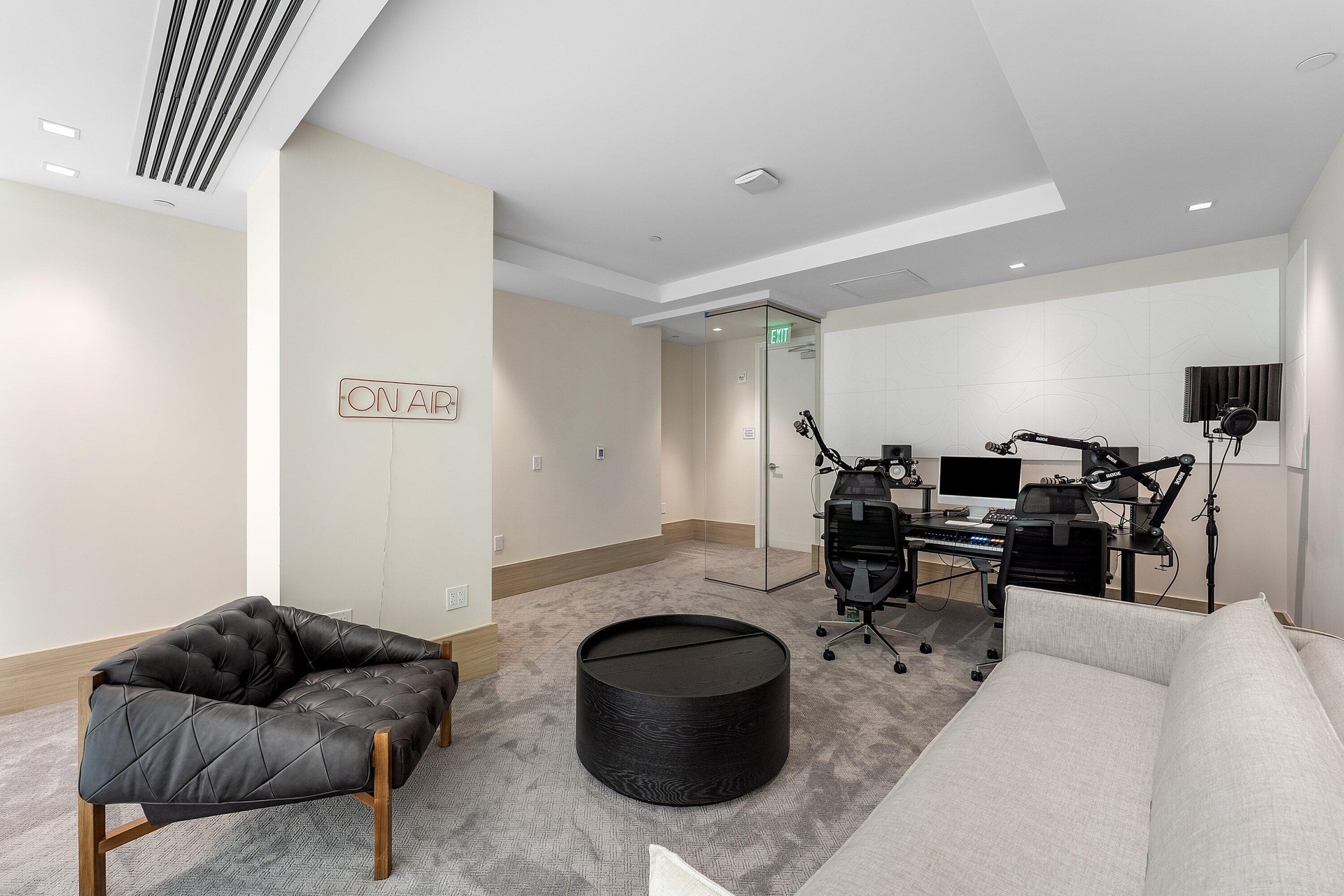 PODCAST ROOM