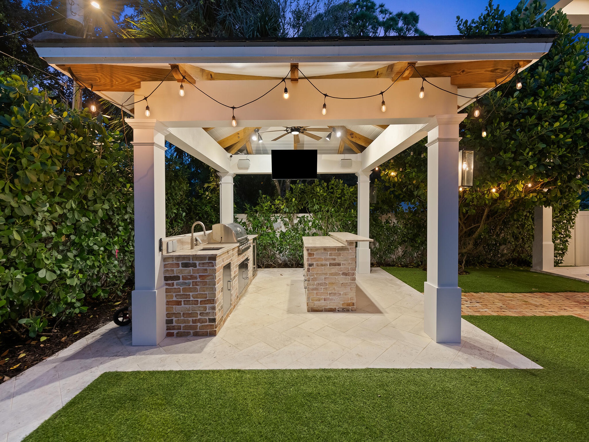 Outdoor kitchen under the pergola