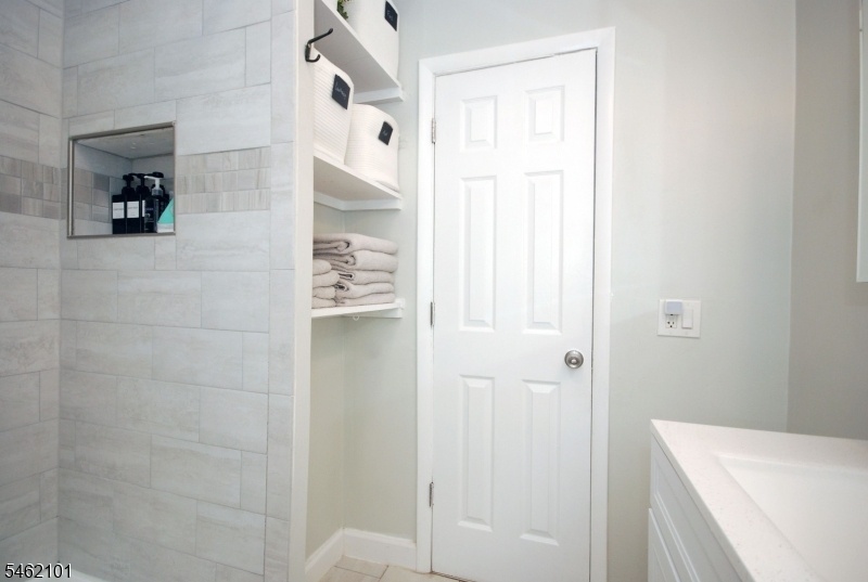 Open Closet w/Shelves