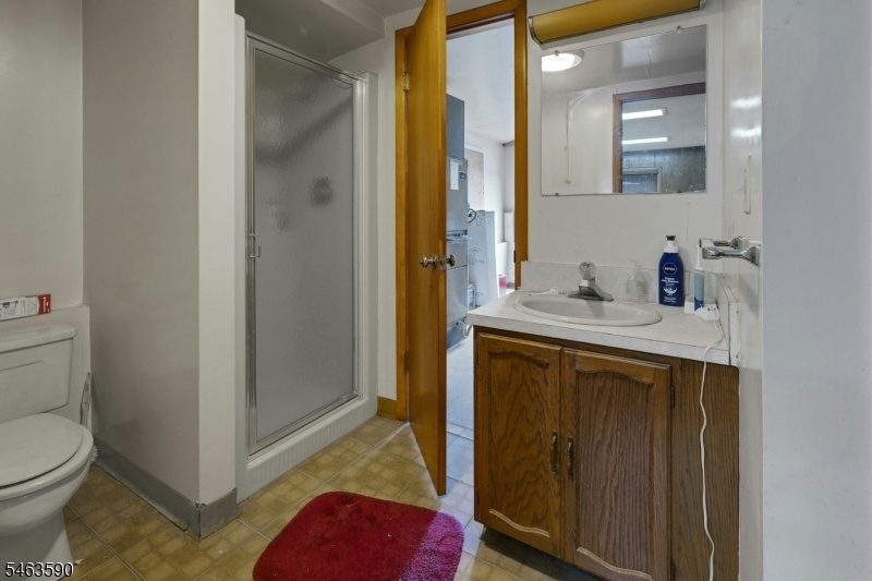 Upper level full bath