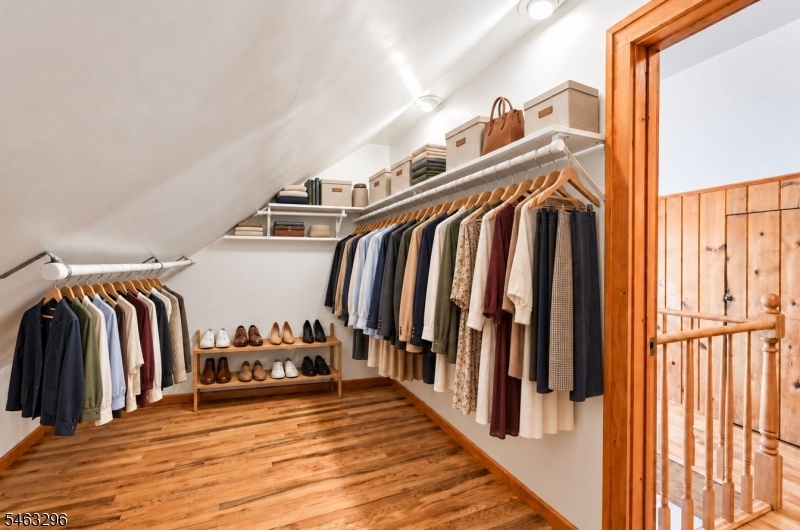 Walk in Closet - 4th Br