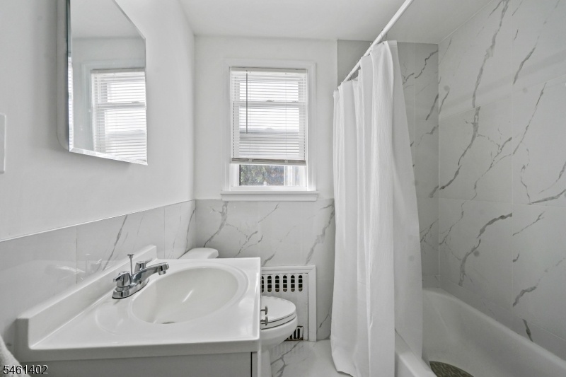 Bath 1 - 1st floor