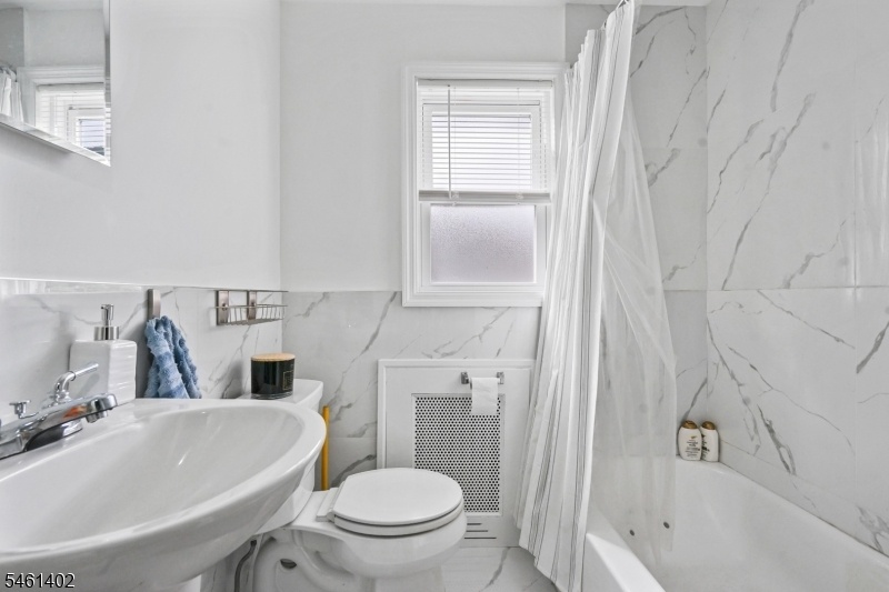 Bath 2 - 2nd floor