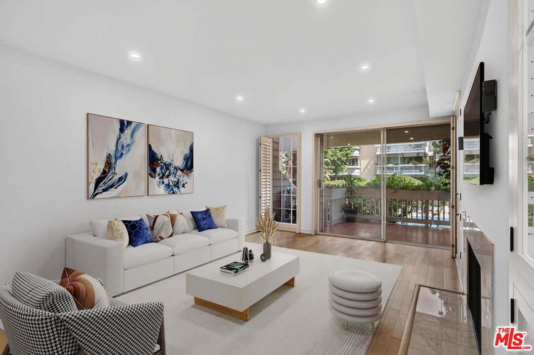 VIRTUALLY STAGED LIV RM