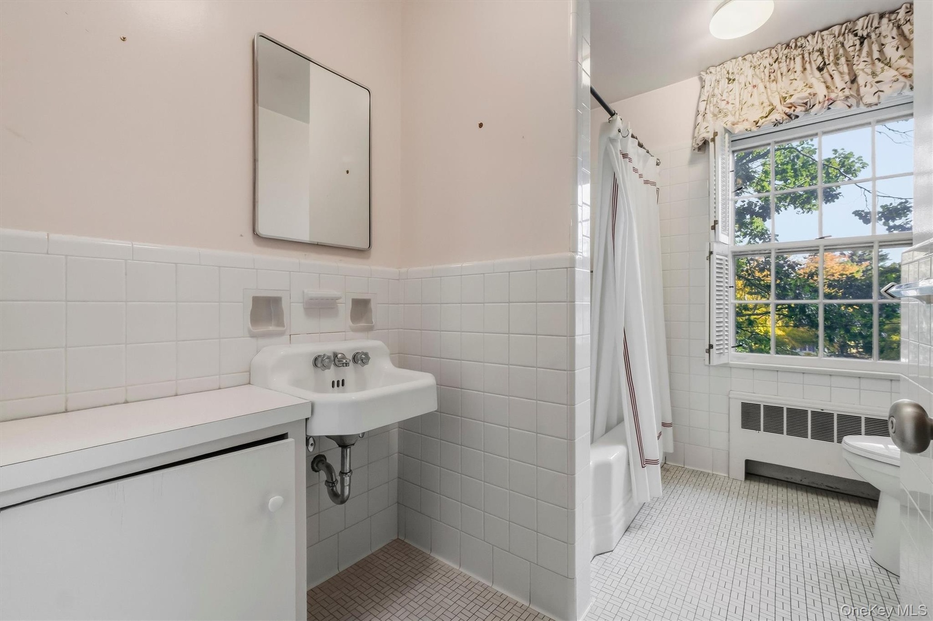 Second floor full bathroom