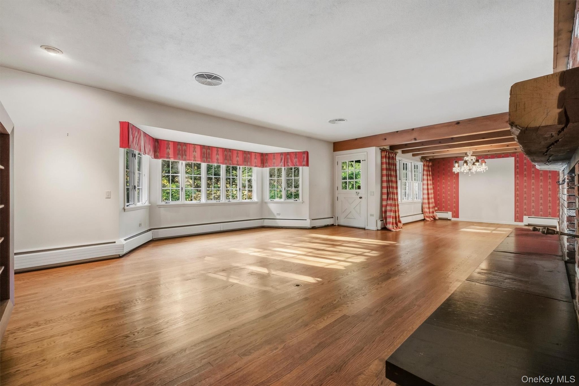 Livingroom to dining room