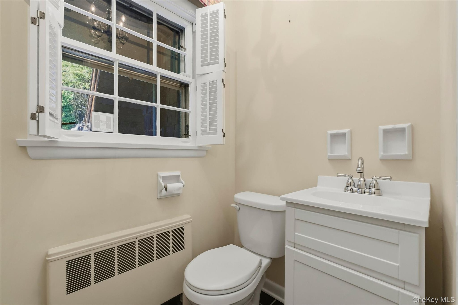 First floor 1/2 bath