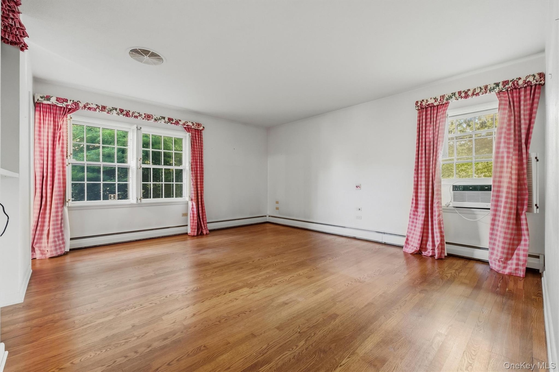Primary bedroom, hardwood floor