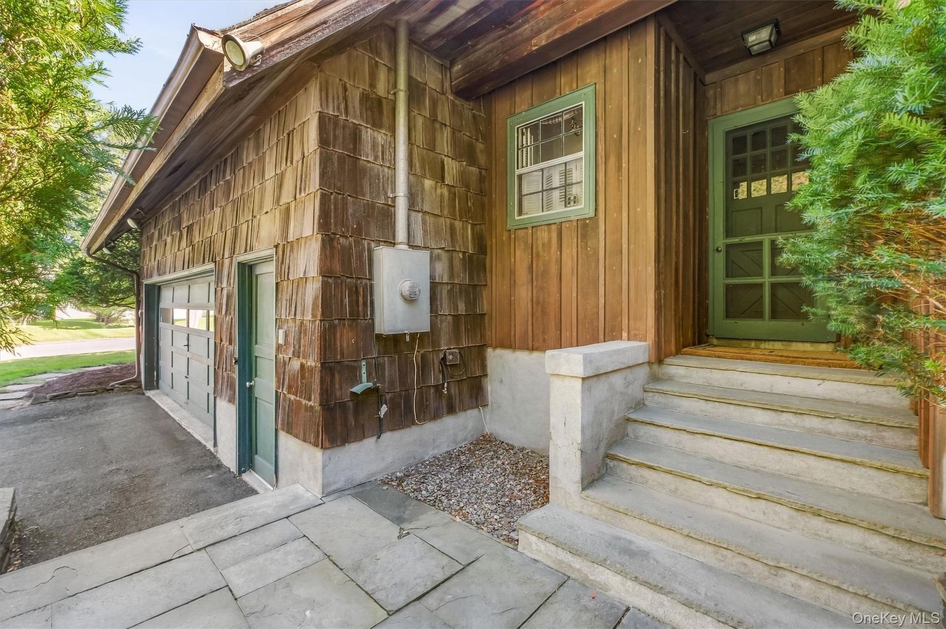 Steps to back foyer