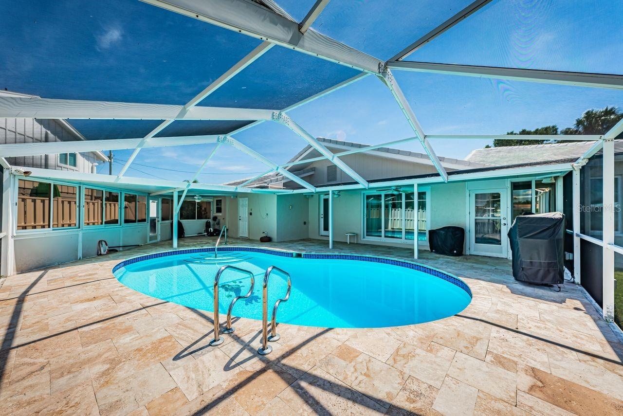 Pool enclosure keeps the pool clean