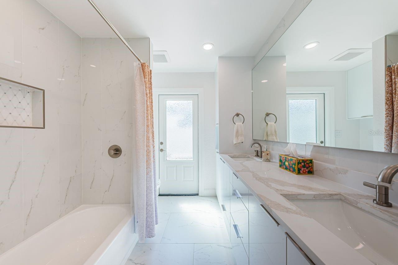 Bathroom 2 situated between 2 bedrooms