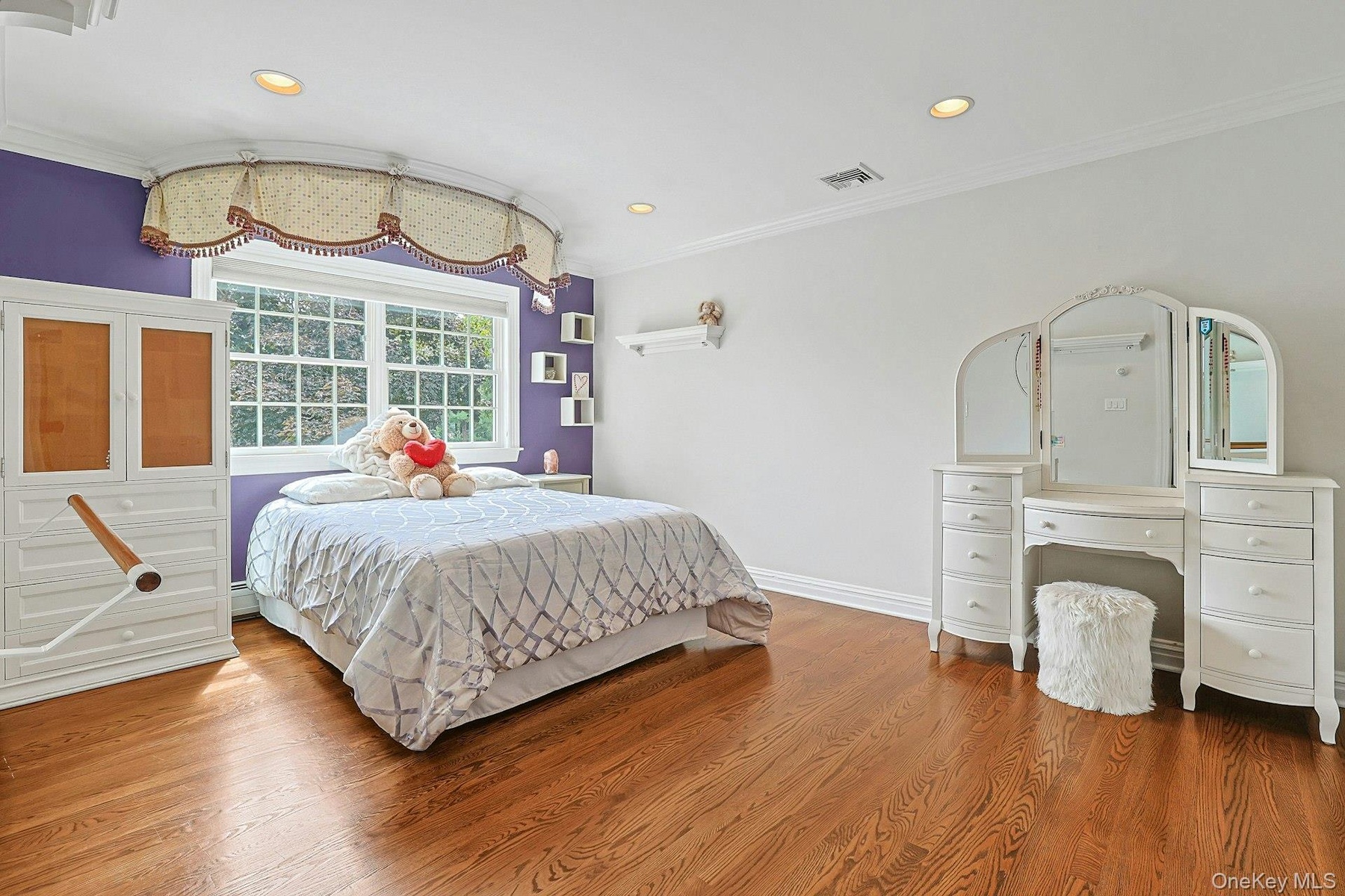 Spacious Bedroom, W Ballet Bar, Wall Mirror, Walk-in Closet, Enlarged Crown Mouldings & Hardwood Flooring