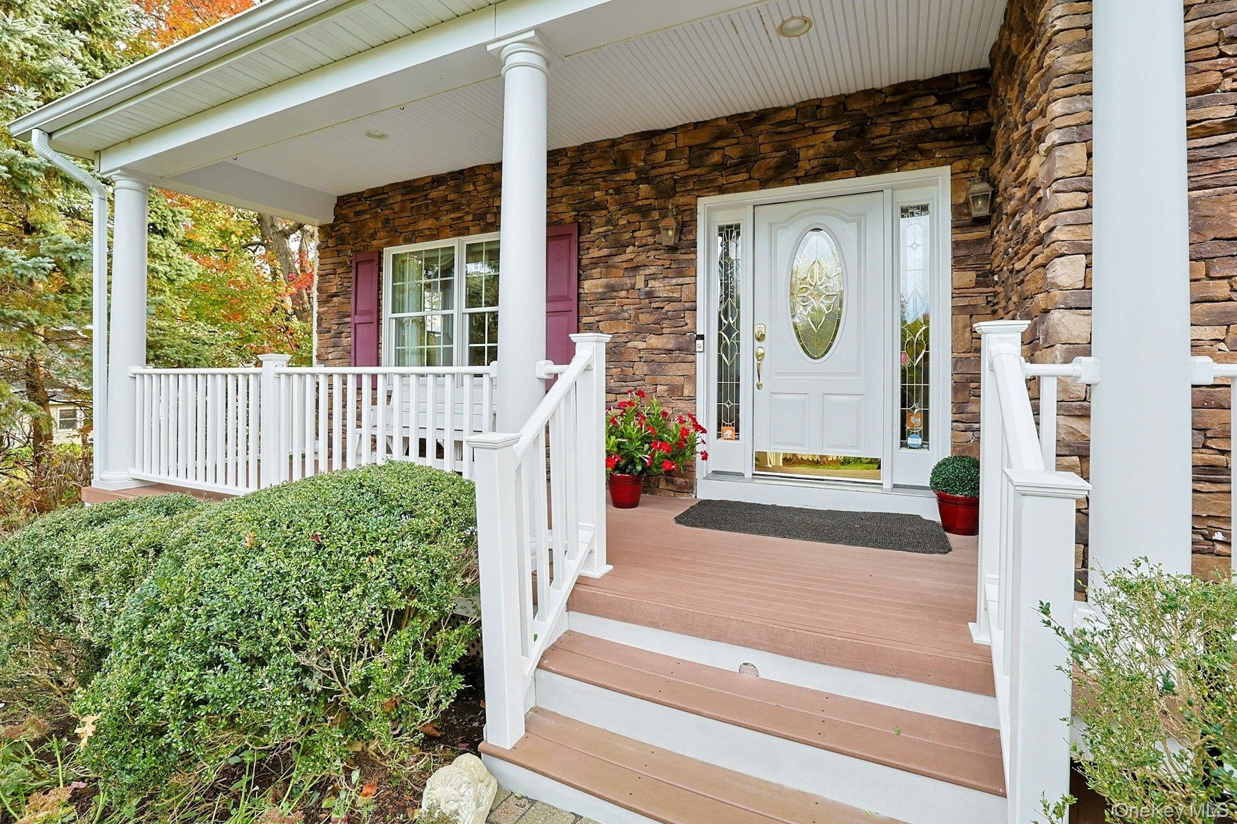 Charming Entry Porch - Your package Won't Get Wet