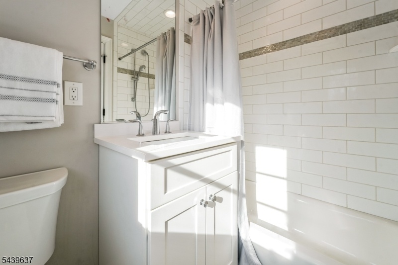 2nd Floor full bath