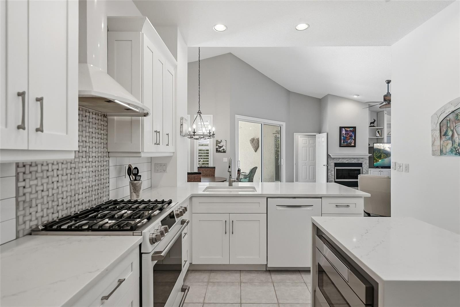 Gas range is a huge plus for those that love spending time in the kitchen!