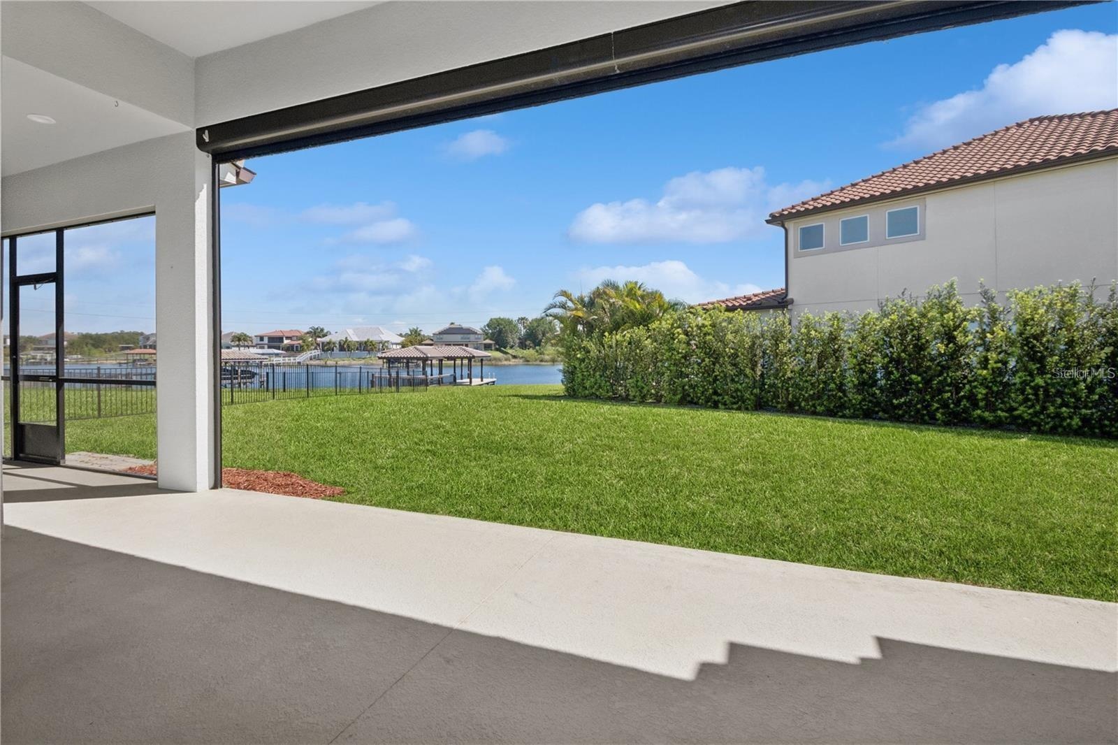 Patio has retractable screen
