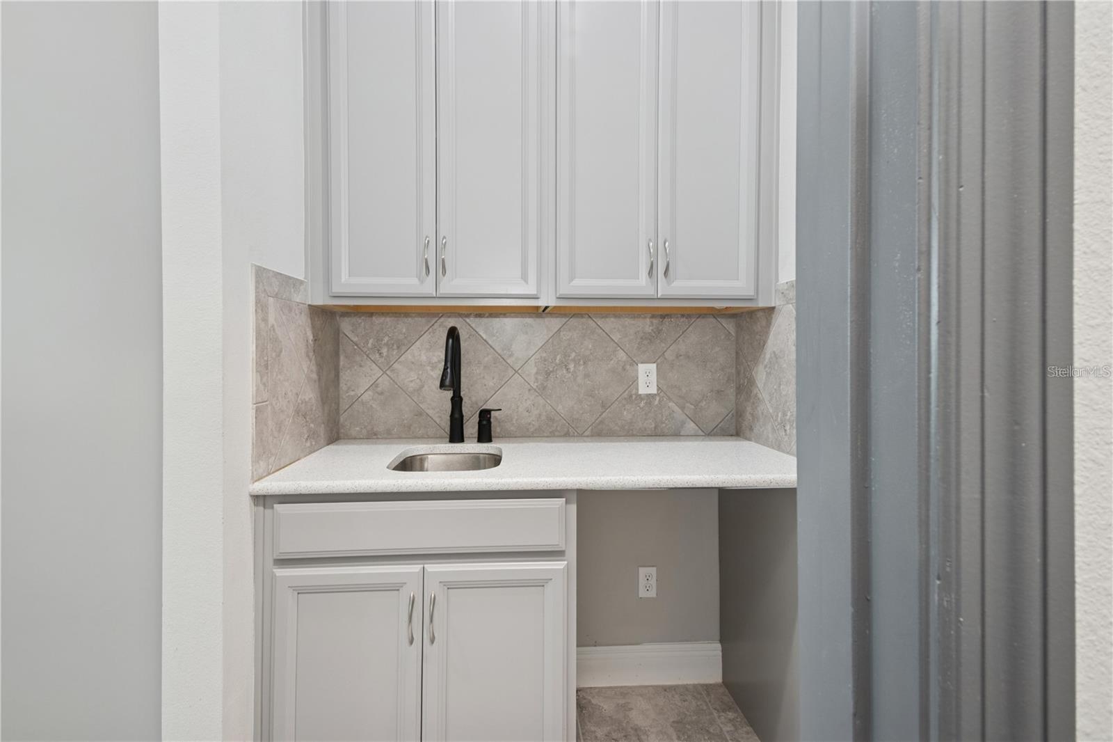 Butlers pantry/wet bar area
