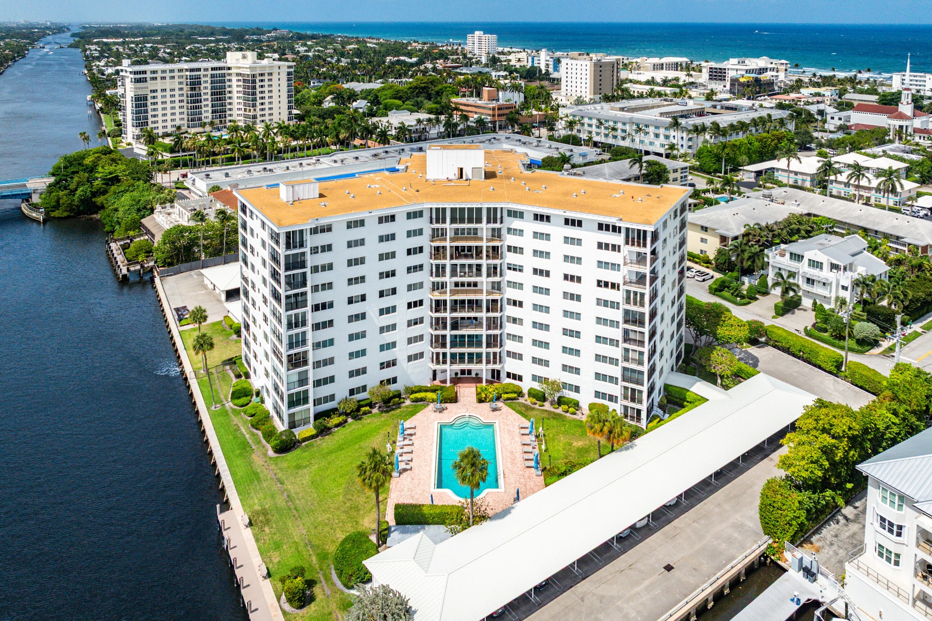 Bar Harbour offers one of the best locations on the Intracoastal in Delray Beach. One block to the Atlantic Avenue and two blocks to the ocean.