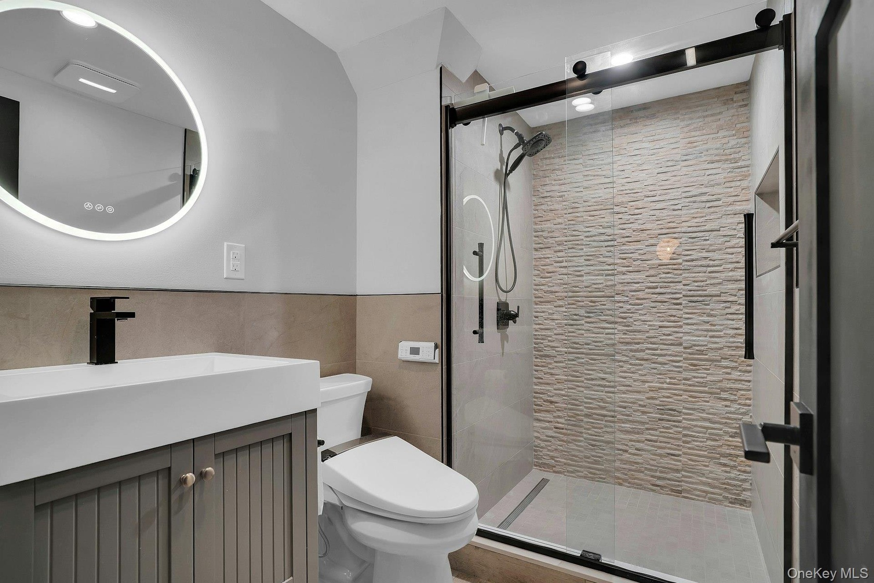 Gorgeous full bathroom.