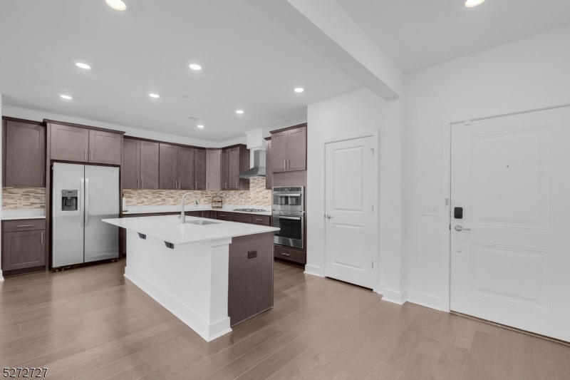 Kitchen w Center Island