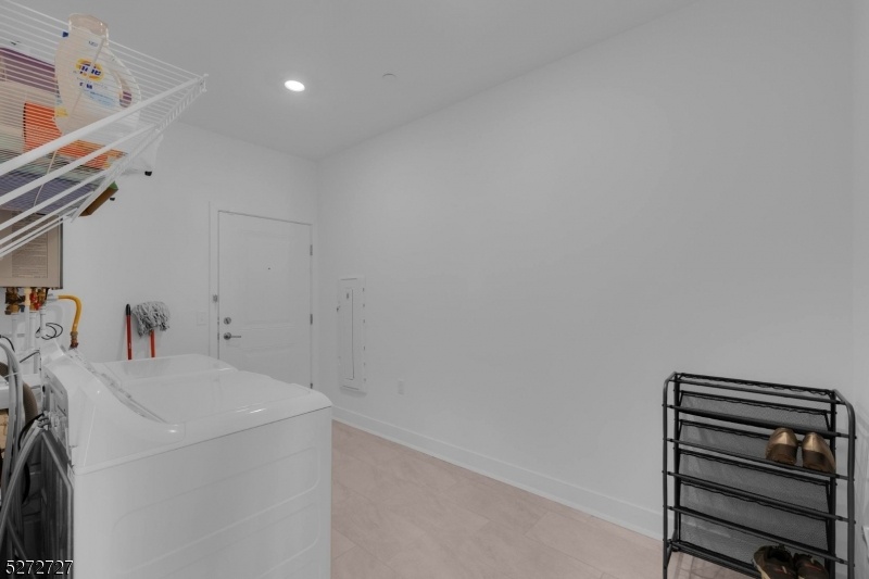 Laudry Room w Utility Sink