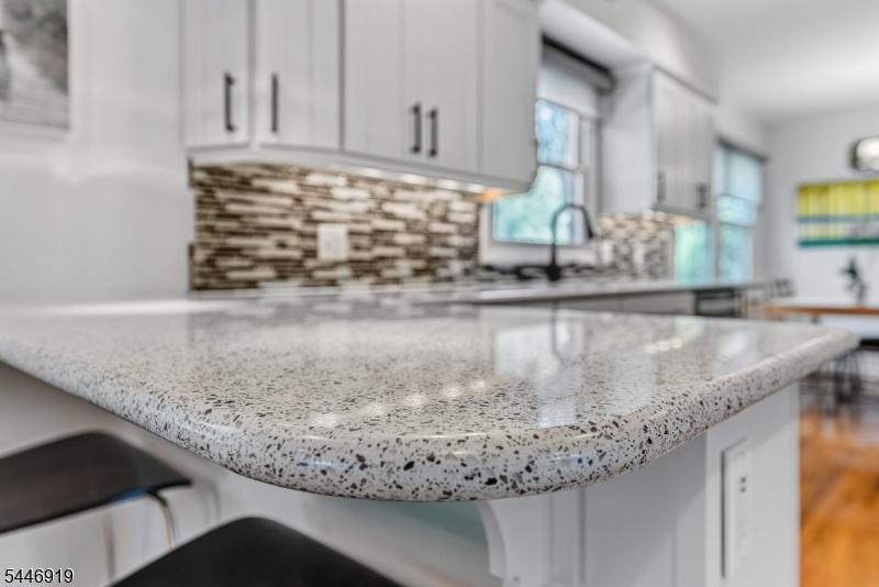 Kitchen with peninsula seating